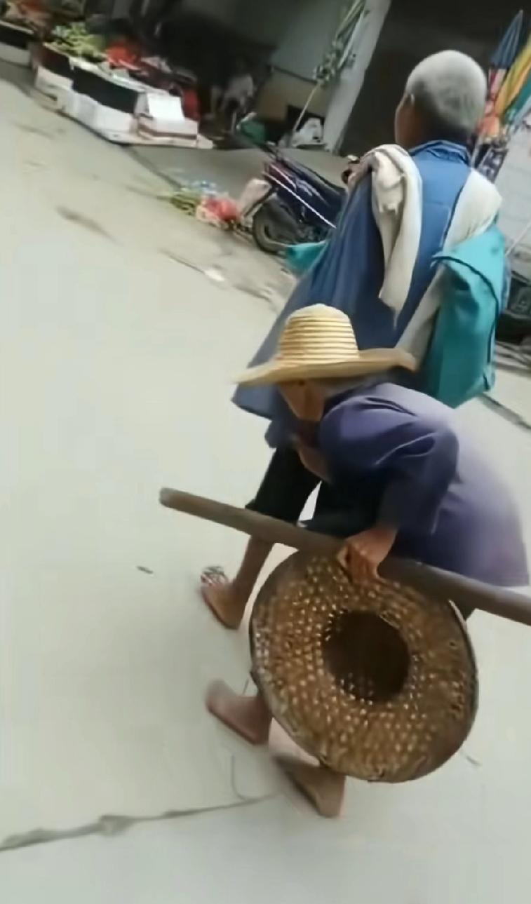 泪目了，两个老人都没穿鞋。执子之手，与子偕老，
爱情最美的样子莫过于执子之手，与