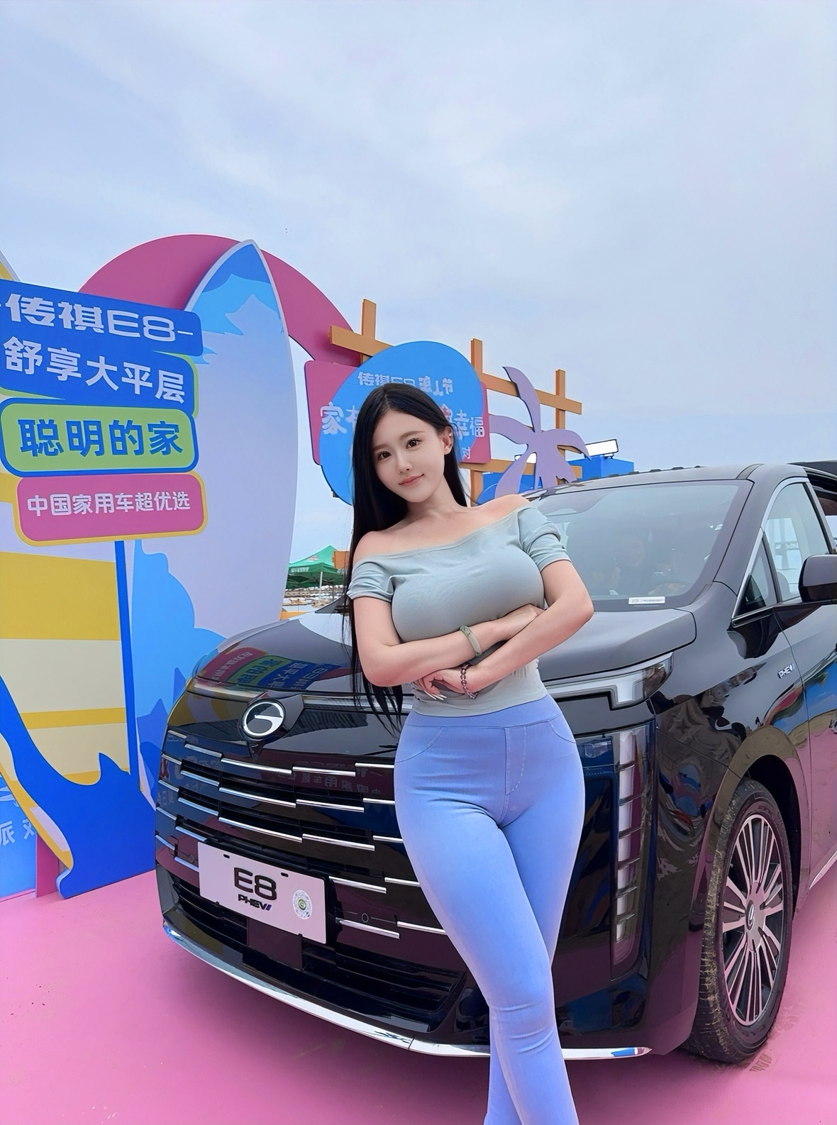 幸福大概是爱我的人开着车  我坐在副驾  他一只手握着方向盘  另一只手牵着我的