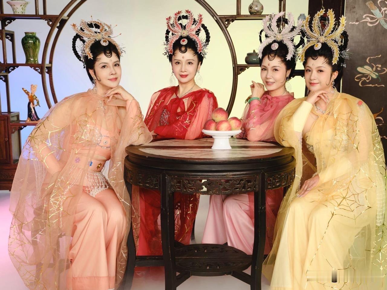 86版《西游记》蜘蛛精扮演者时隔40年再度同框相聚，岁月匆匆流转四十载，几位姐姐