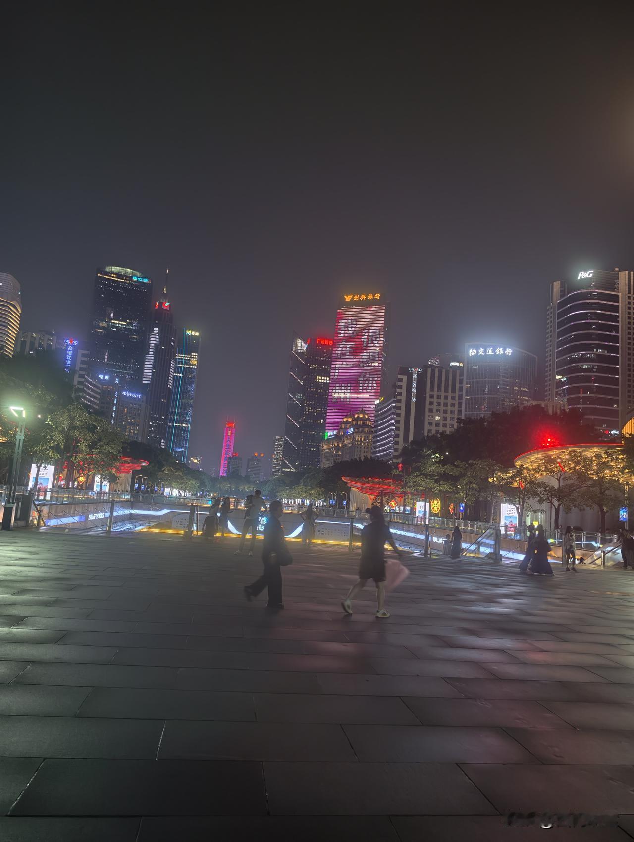 广州花城汇广场又下雨了，这雨来得猝不及防。想起5年前在广州K11 - 8楼的一家