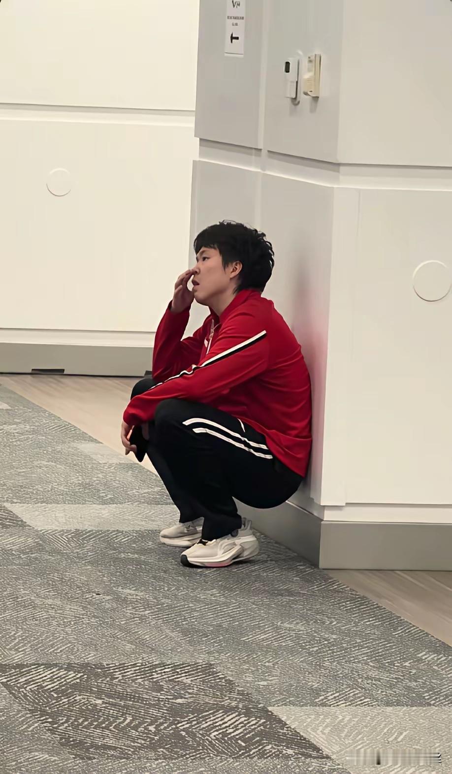 王楚钦一个人蹲在那里，是不是看了有点心酸。
这站比赛告诉我们，水平再高，平时不训