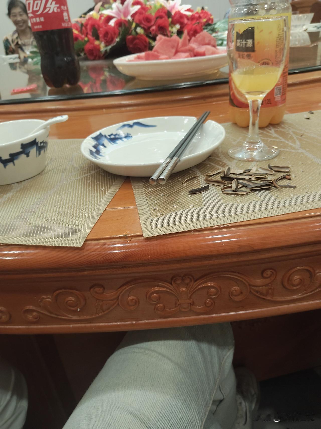 不就是聚个餐，拖了下凳子吗？至于把我辞退吗？前几天公司聚餐，我也去了，刚找好座位
