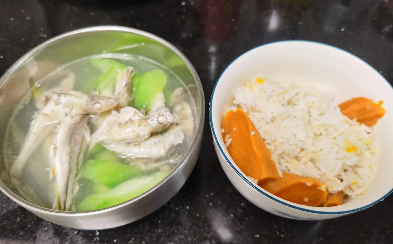#秋日三餐打卡# 午餐在家一个人吃饭，一汤一饭，简单省事。丝瓜瘦肉杂鱼汤、地瓜焖