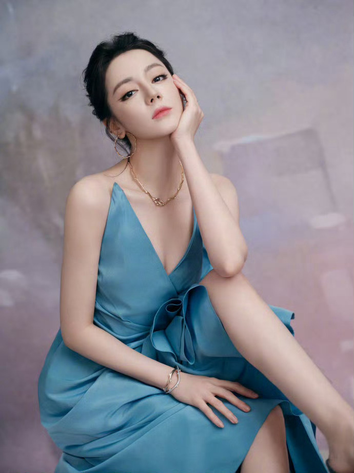 王亚飞遭迪丽热巴粉丝抵制 眼妆其实挺漂亮的，就是衣服太难看了 