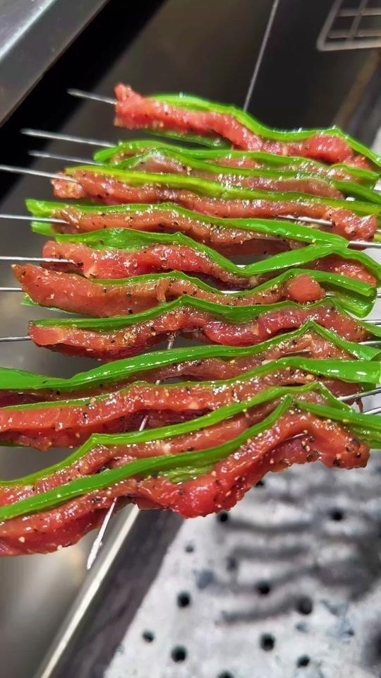 🍖翡翠鲜椒小嫩牛，烧烤味道好搭档！🥩食材：
新鲜牛肉、鲜椒、黑胡椒、葱、姜、