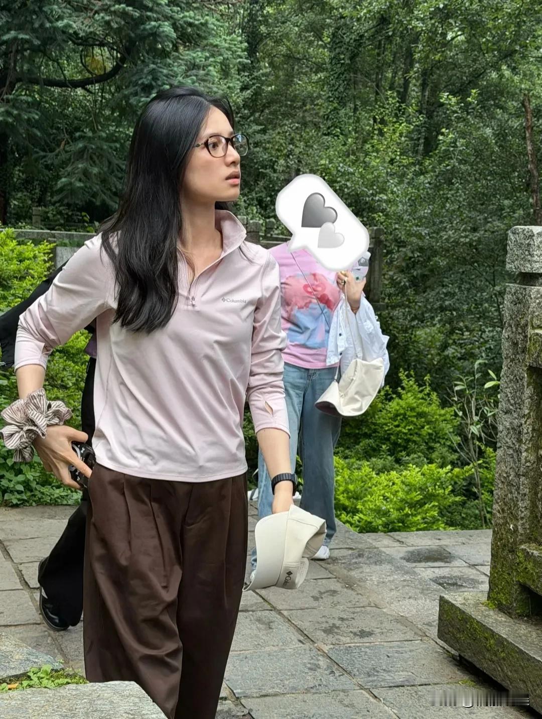 张婧仪现身云南大理游玩，居然是素颜出行，这在娱乐圈的00后小花里太难得了吧！
一