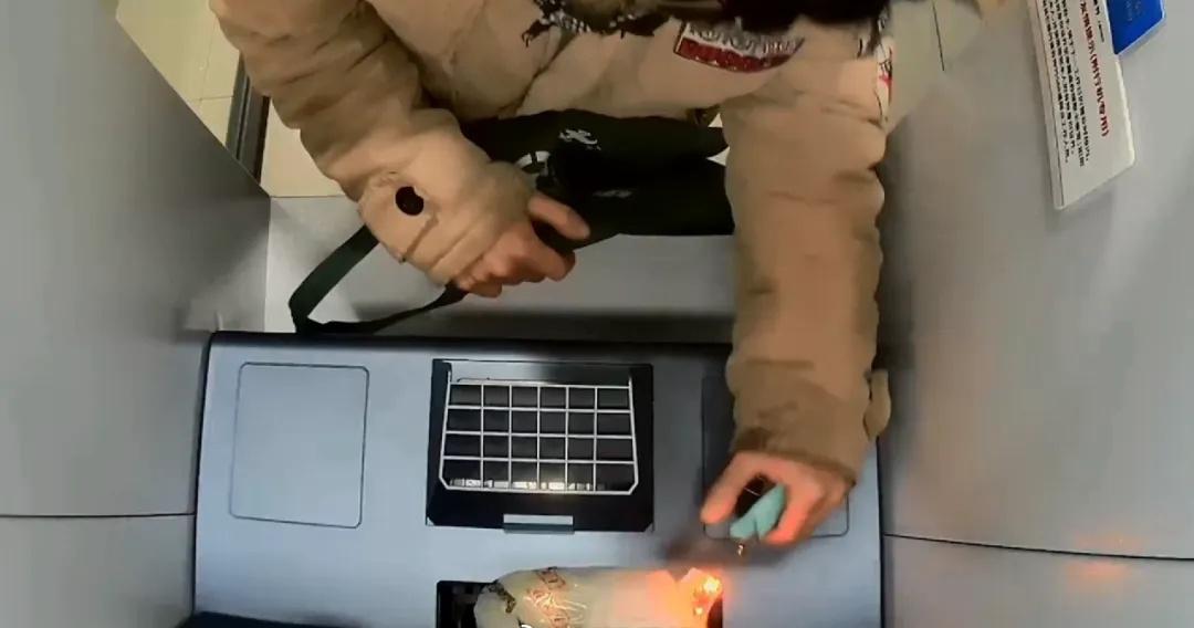 【现实版低智商犯罪！男子用瓦斯罐炸ATM机，机内34万余元现金分文未得，还甩锅“
