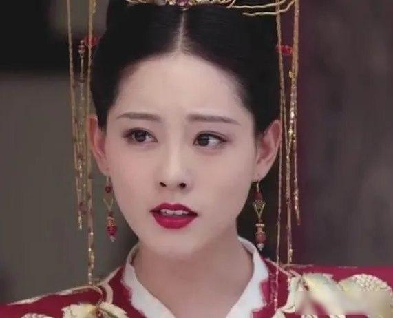 1075年，耶律洪基对着萧皇后劈头盖脸一顿猛打，赐白绫命她自缢，仍觉不解气，居然