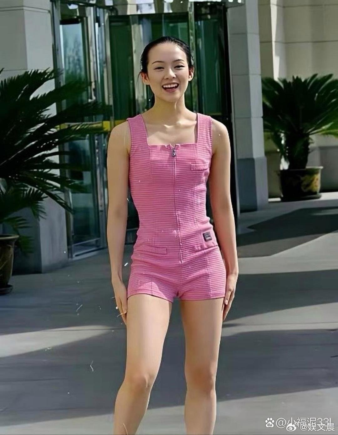 章子怡大学旧照太有氛围感！身段婀娜略带丰腴感，搭配清甜笑容，满是青春靓丽的元气美