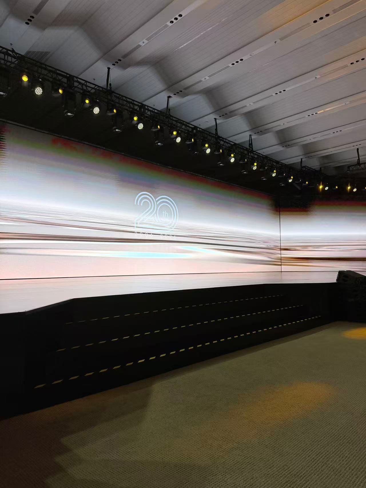 Geek_Cao 2号正在北京参加荣威和火山引擎的发布会。 依然是第一排，哥在哪