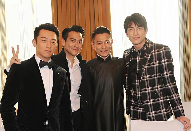 你衣柜里那件黑T恤，和“暗夜贵公子”之间，差了三层肌理。
巴黎时装周上，林更新被