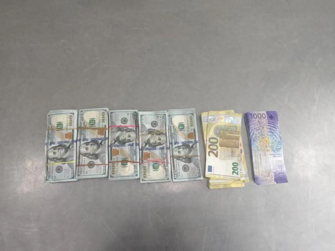 近日拉萨海关聂拉木口岸现场上演了一次精准拦截，一名入境旅客自以为靠贴身藏钱能蒙混