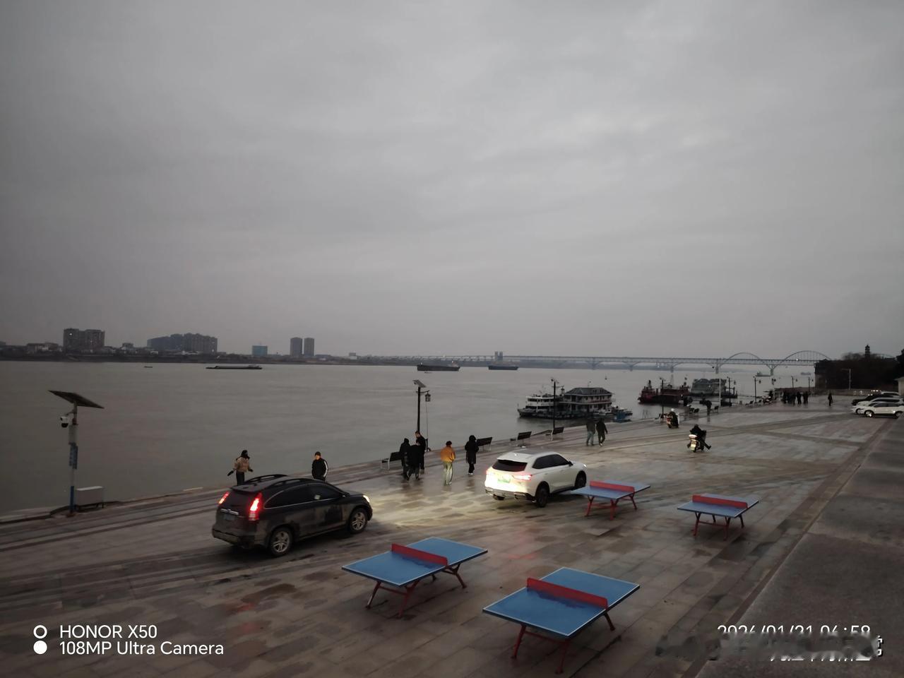 冬日生活打卡季2026年1月31日长江岸边晨练