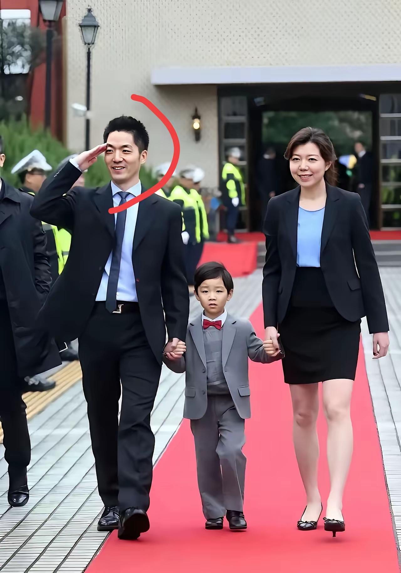 作为蒋家族成员里面的一份子，居然没有混到一个高级别的官职去做，而是只当了一个地级