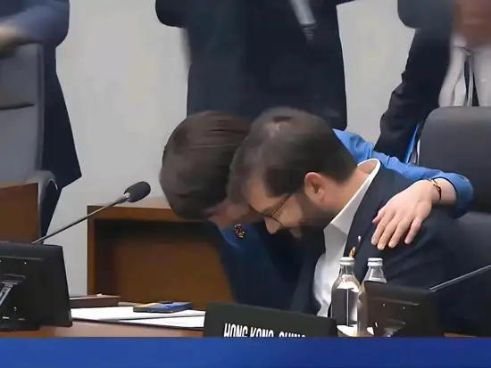 .怪不得高市早苗在外交场合丑态百出，金灿荣说：高市早苗脑子有点不正常，想想确实如