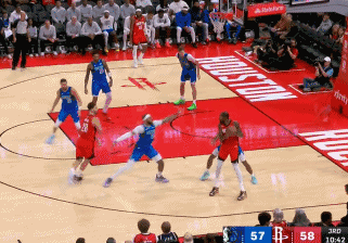 申京原地180度扣篮三个妙处
北京时间11月4日，火箭与独行侠的比赛来到第三节1