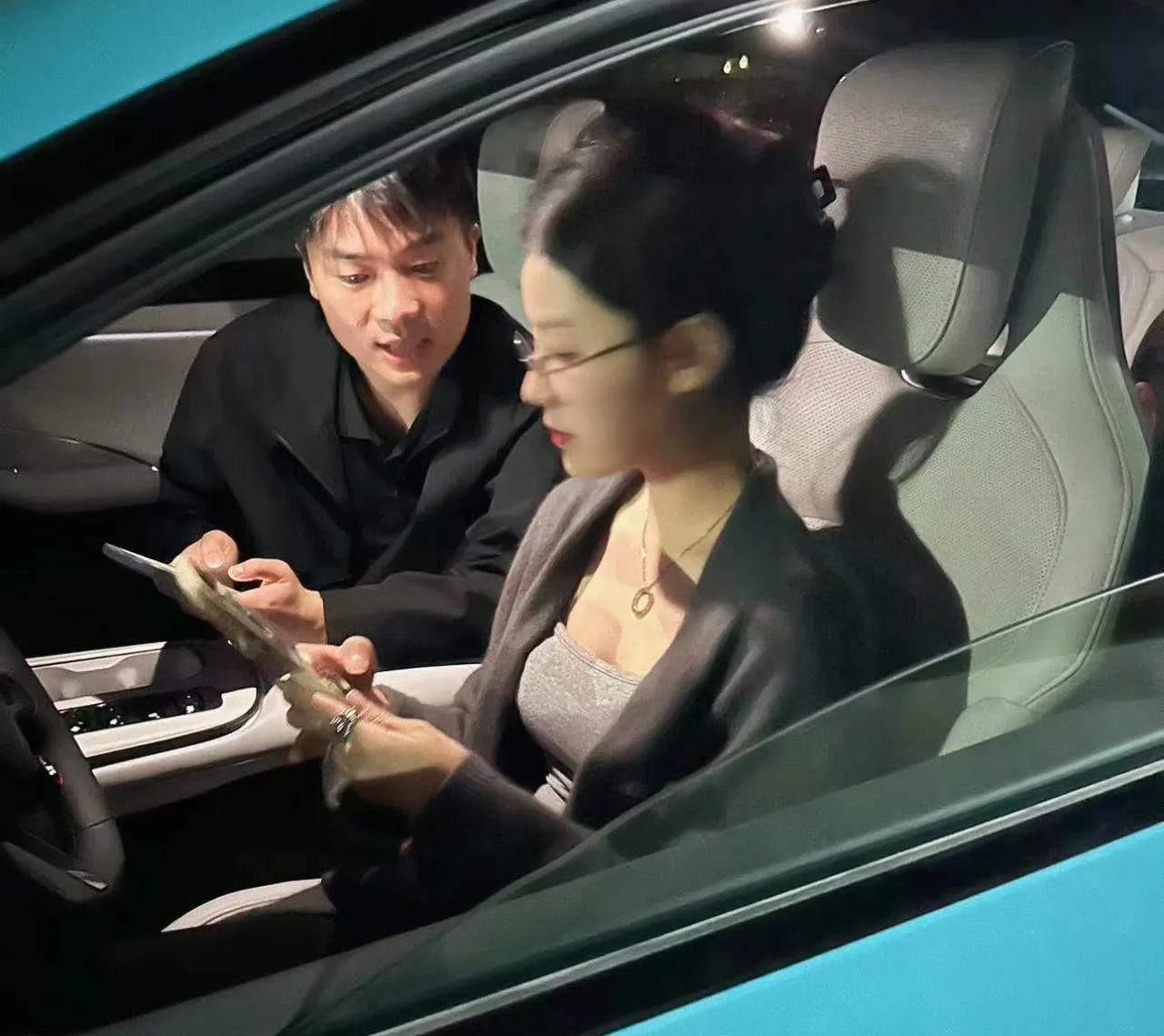 开奔驰宝马奥迪回老家，很多人确实会多看一眼。
但是开小米SU7回老家，很多人会求