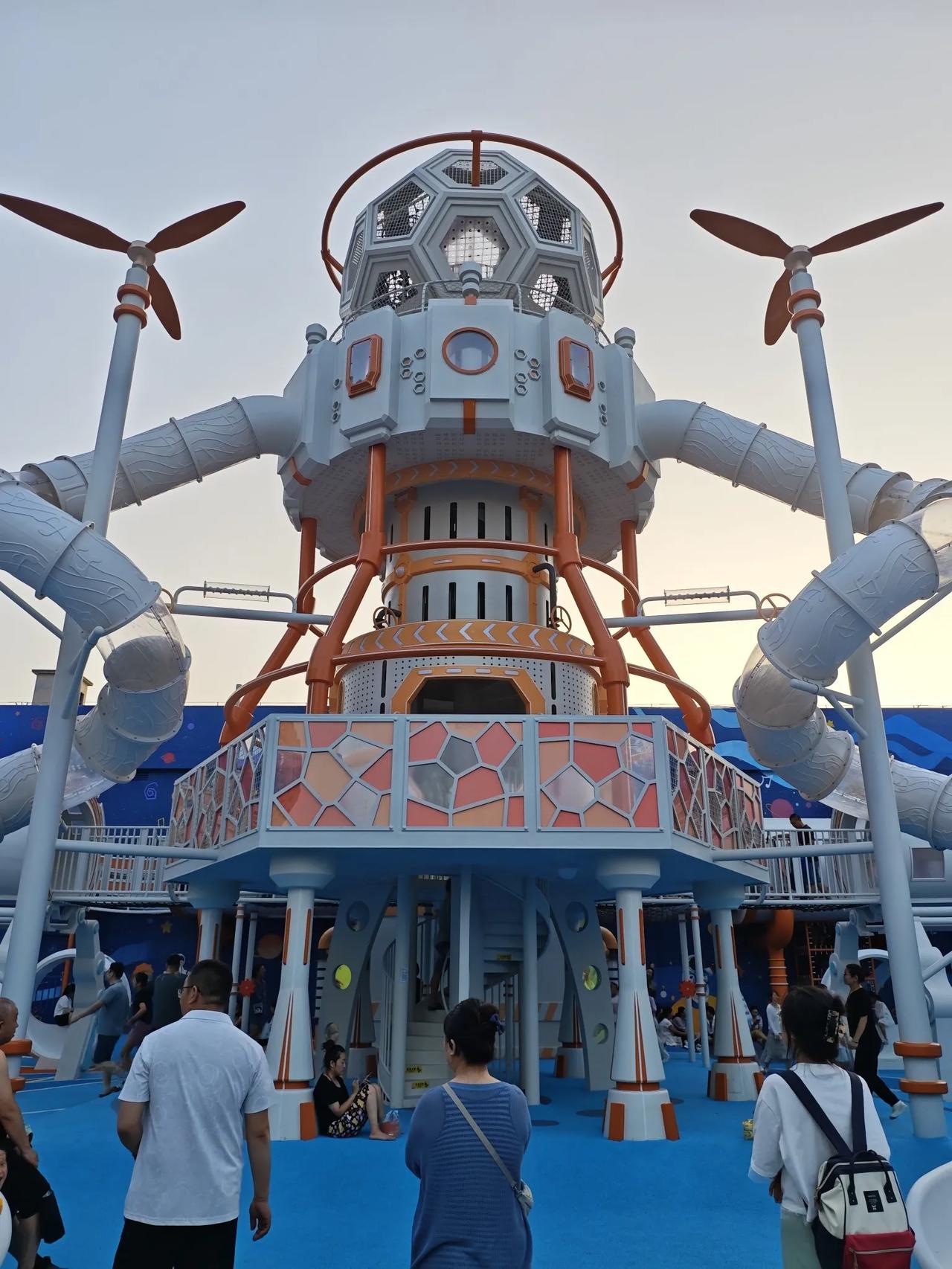 今天烟台的小孩子都来南尧新都汇了吧？三楼太空主题游乐园正式开放，太大了，关键是免