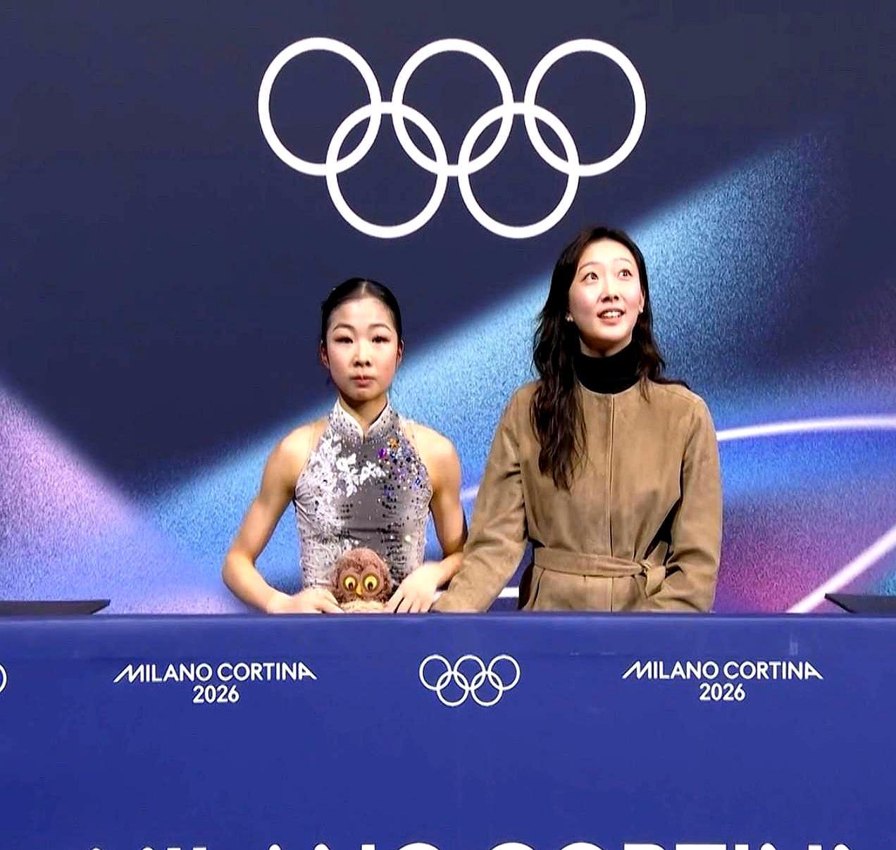 别再盯着她的脸了，她身后那个17岁的小姑娘，刚刚干了一件大事。
 
连续两届冬奥