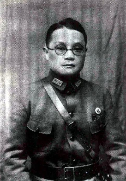 1949年12月初的成都，国军二级上将潘文华推开自家书房的门，看见的画面让他后背