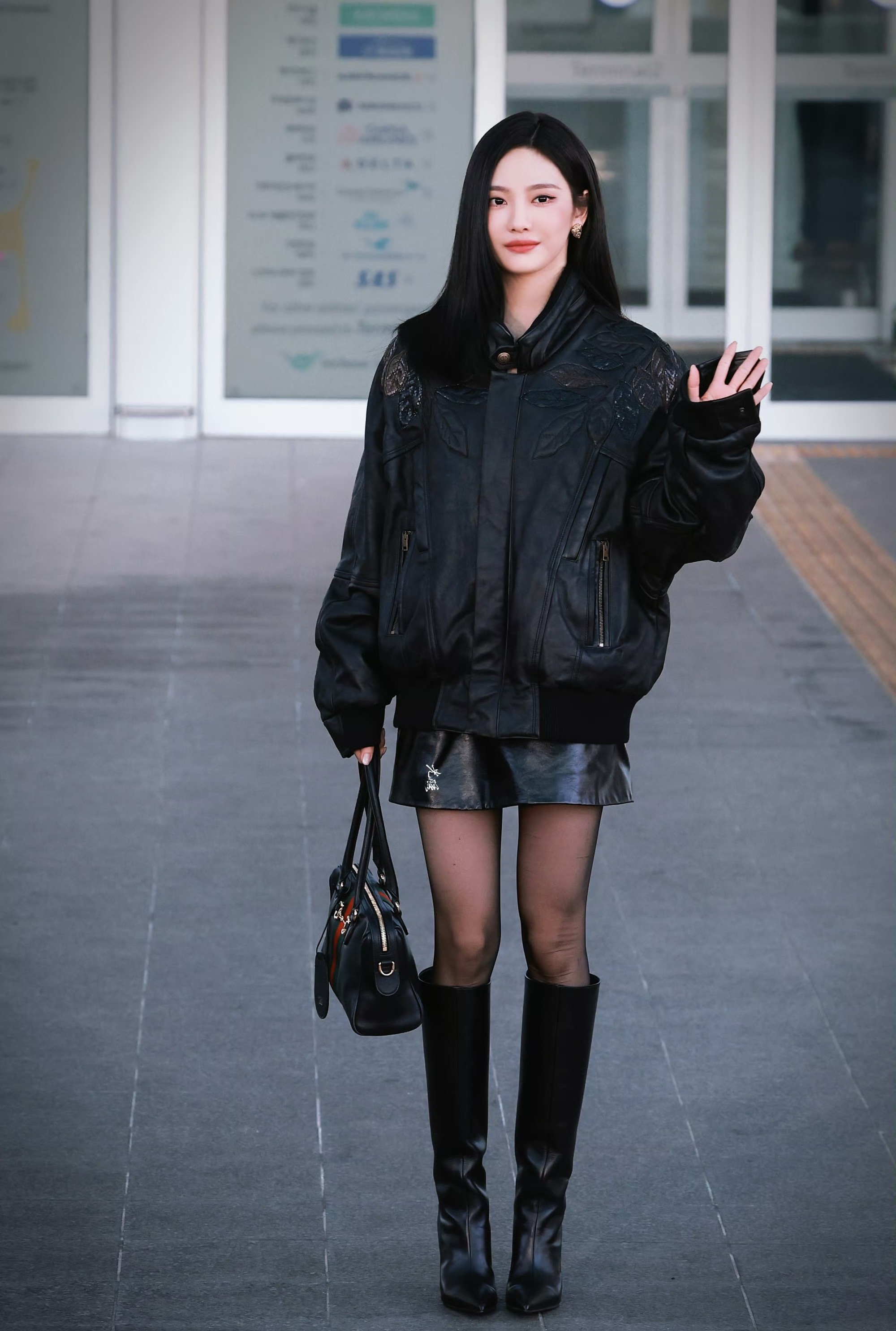 宁艺卓 GUCCI宁艺卓｜出发米兰时装周造型 ：一身黑色系造型，整体干净利落，恰