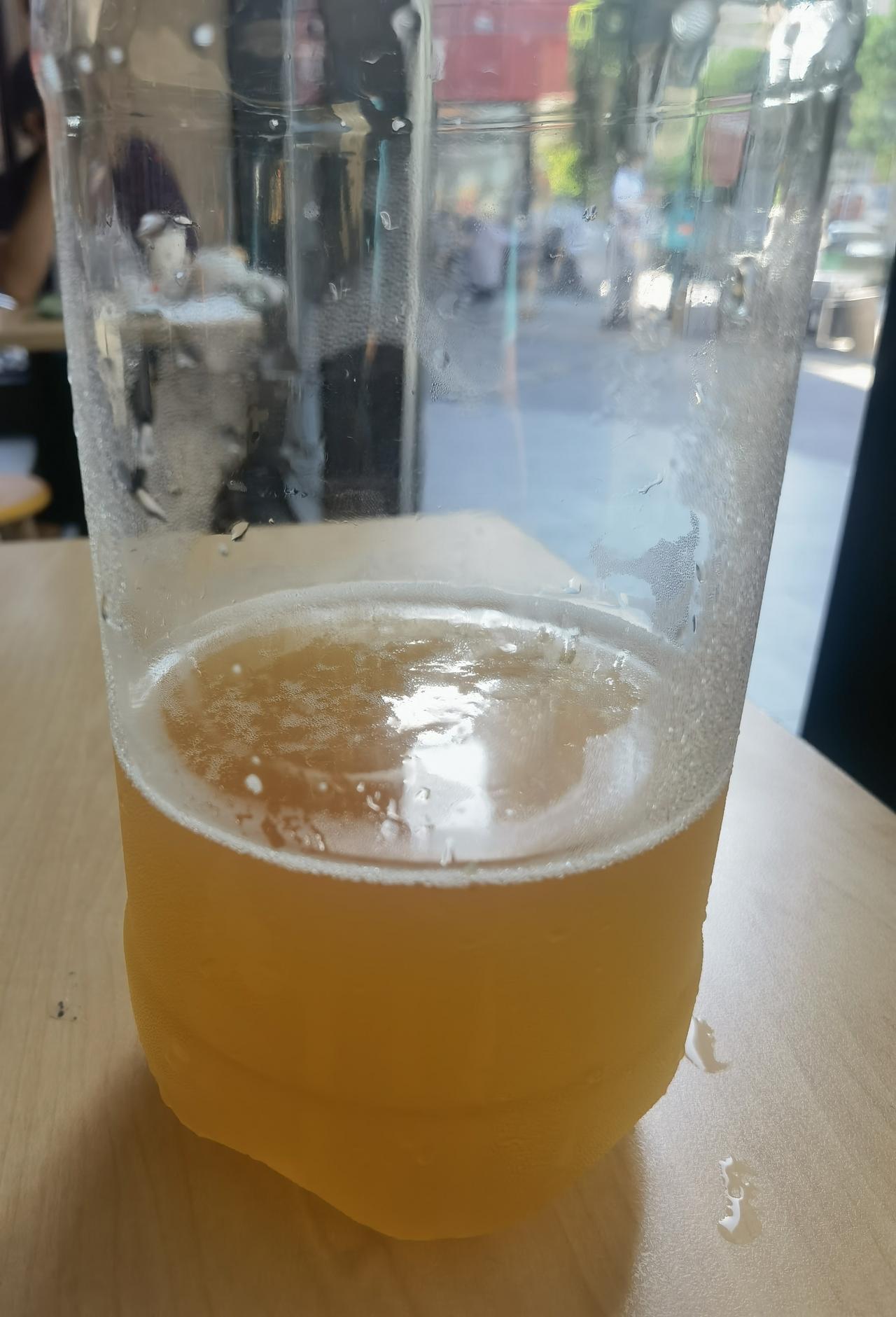 周末最惬意时刻就是周天下午4点在麦当劳喝着小酒，没人打扰时间，晕乎乎，酒不醉人人