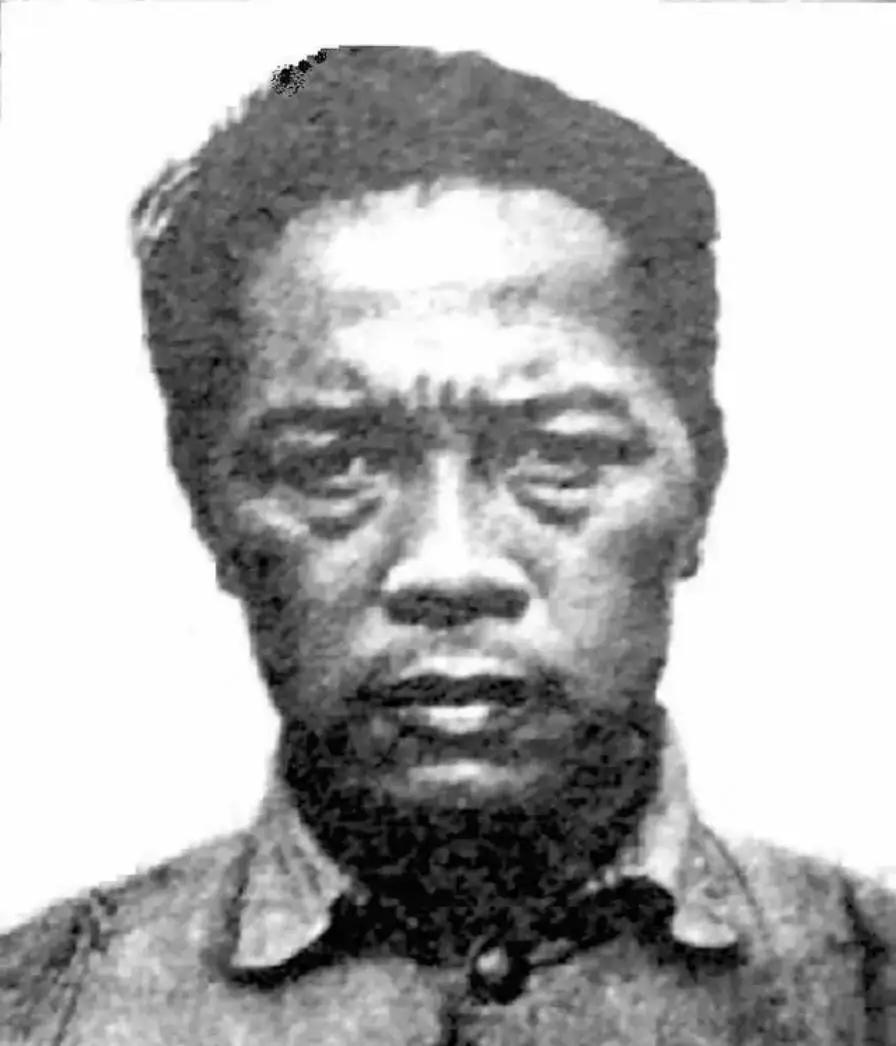 1951年，国军中将李本一被枪毙，在刑场，法官看了他一眼，厉声问：“当年皖东那三