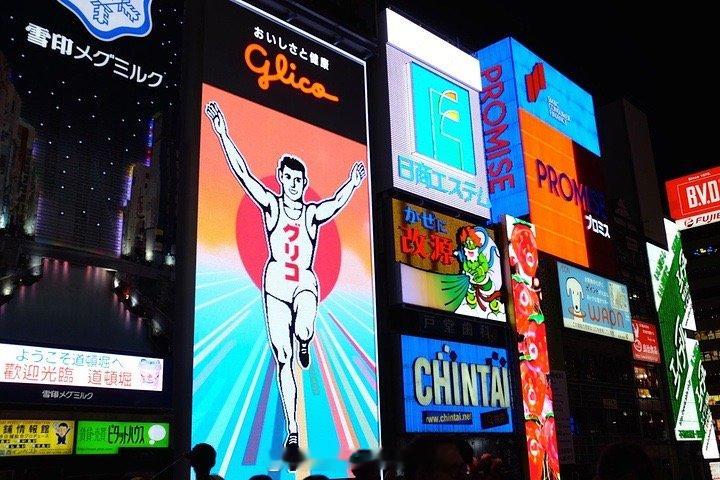 从京都到大阪，整个儿画风突变，全然不像是一个国家的风格！晚上住在大阪附近最繁华的