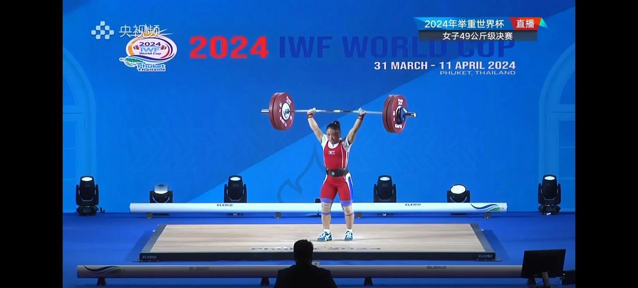 朝鲜举重太恐怖了[捂脸]举重世界杯女子49公斤决赛，朝鲜选手李圣今一个人战胜了两