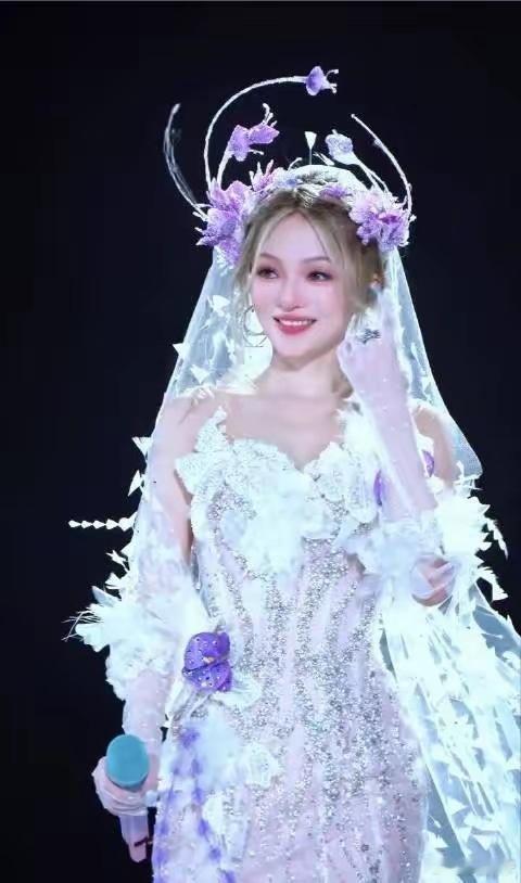张韶涵顶着建模脸大杀四方张韶涵百变天后赏味期25年 优秀的歌手总能用舞台说话，大