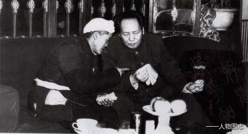 1952年，来自延安的全国劳动模范杨步浩在北京中南海向毛泽东主席汇报生产情况。