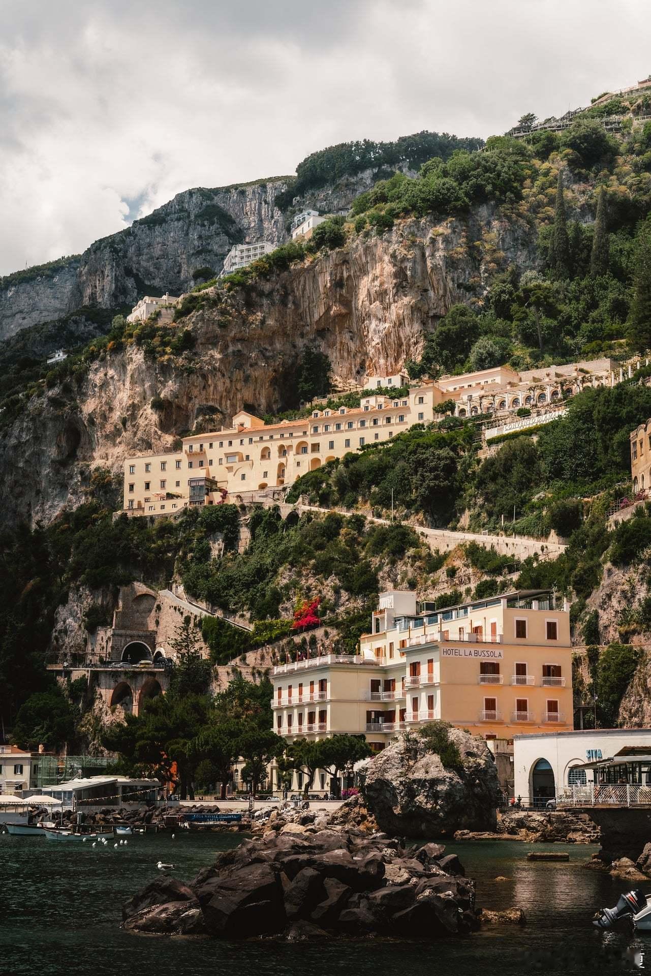 一张机票能打开多少个世界飞悦卓越的假期旅行 【意大利阿马尔菲海岸】悬崖边错落的彩