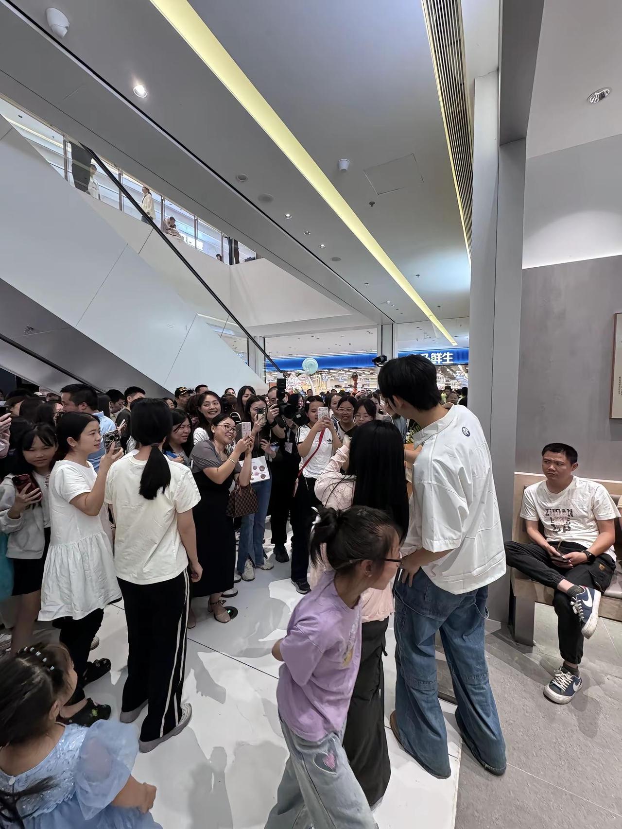 猜猜我去干什么 一日店长初体验 太忙啦！谢谢大家的支持祝朋友的新店越来越红火～