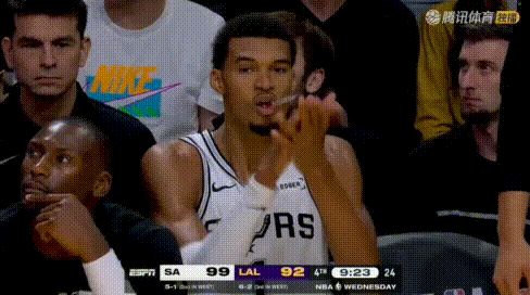 羡慕极了？东契奇空接海斯2+1，文班场下狂鼓掌。
图1：队友都懵了，文班你是哪头