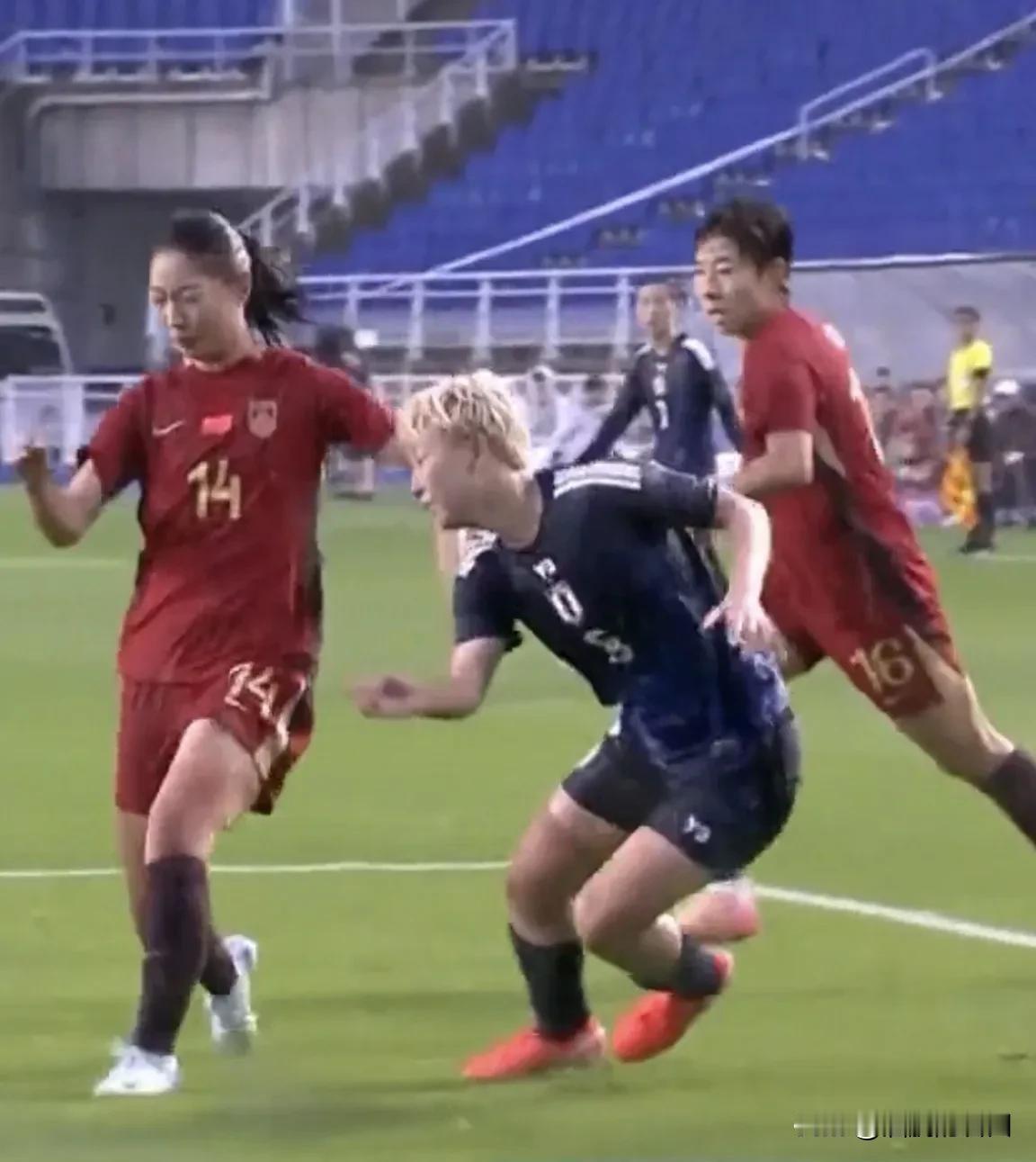 真能拼！在雨中经过90分钟的鏖战，中国女足0:0日本队，东亚杯无缘冠军。

今天