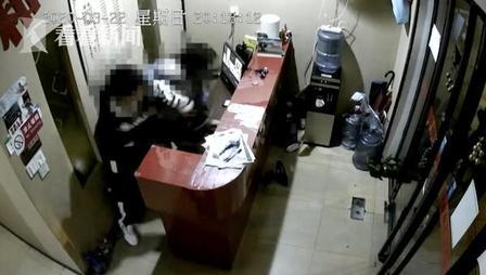 安徽，男子走进足浴店，点名非要长相好看的女老板娘给他按摩。老板娘清楚他存心找茬，