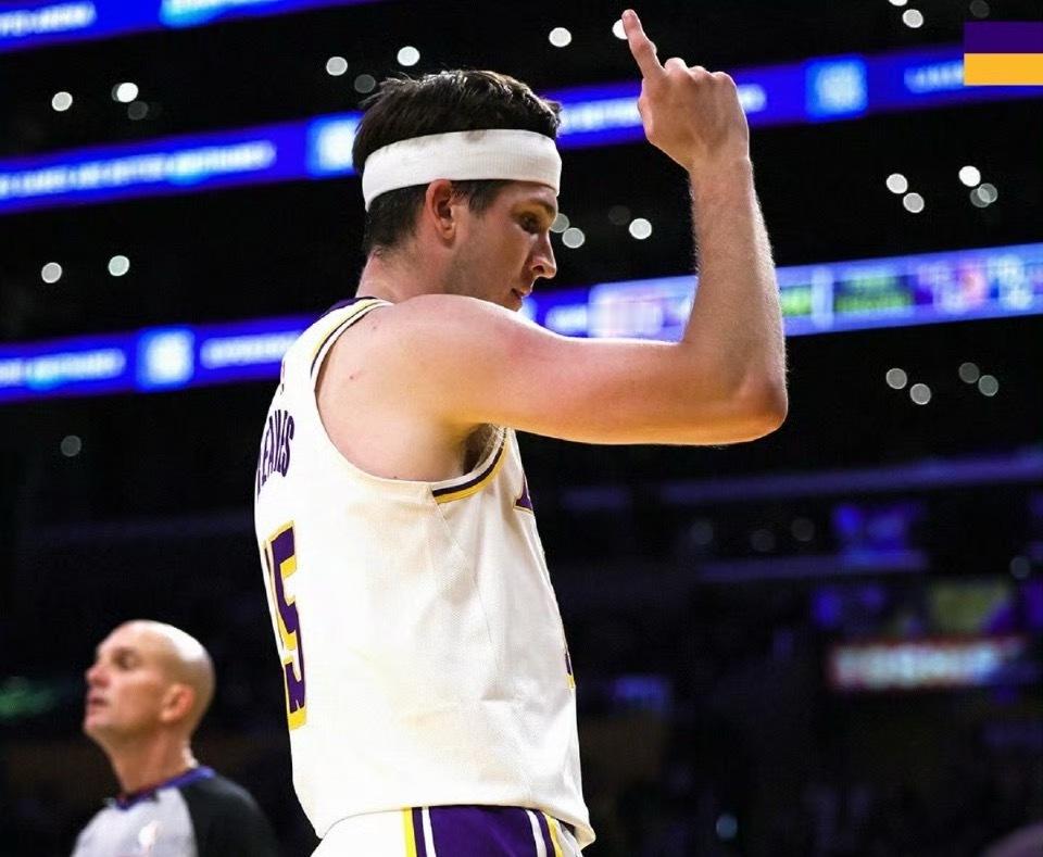 里夫斯左小腿轻微拉伤，将至少缺席一周，预计将在大约一周后重新接受评估！洛杉矶湖人