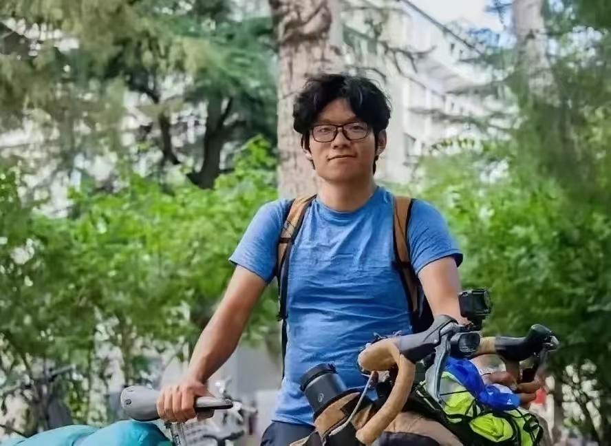 🐒“真虎啊！”19岁昆明小伙考上了北京的大学，但他没有坐飞机，也没有乘高铁，更