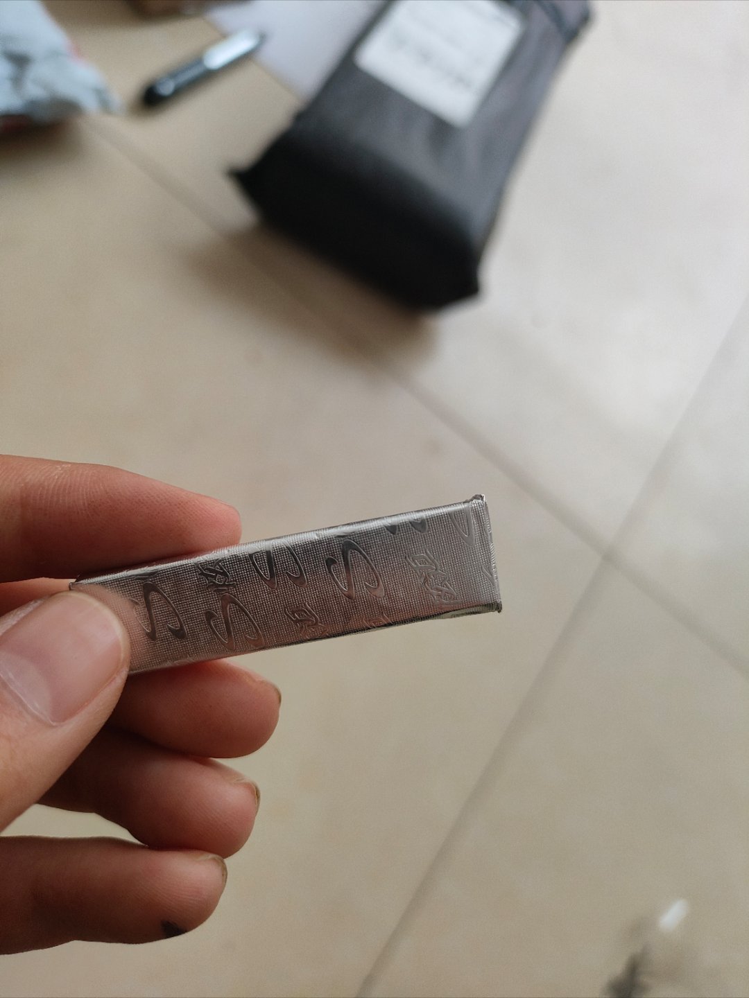 被一个小朋友硬塞了两颗糖