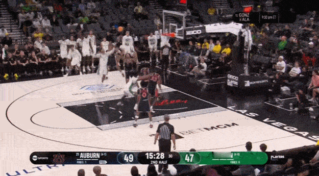 好起来了，林葳命中自己在NCAA常规赛的第一个三分球，目前已经拿到5分。