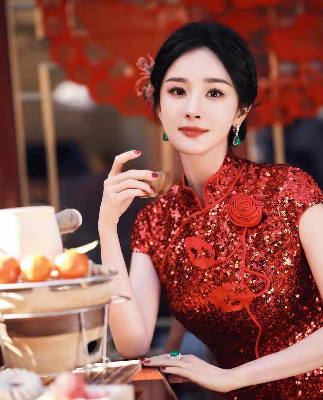 氛围感拉满是一种什么感觉?正红色的旗袍衬得她肤白胜雪，亮片在光影下流动，既热烈又