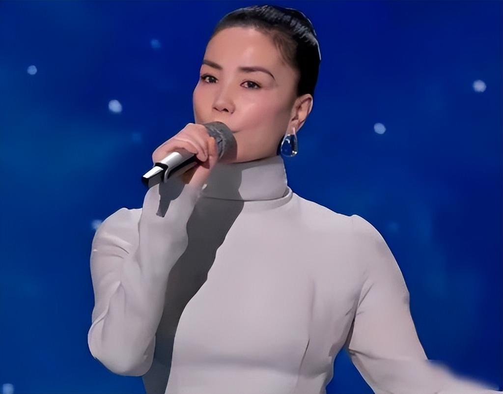 都说王菲活得随性淡泊，为何顶级舞台总少不了她？
一边全网都在传颂王菲看淡名利十分