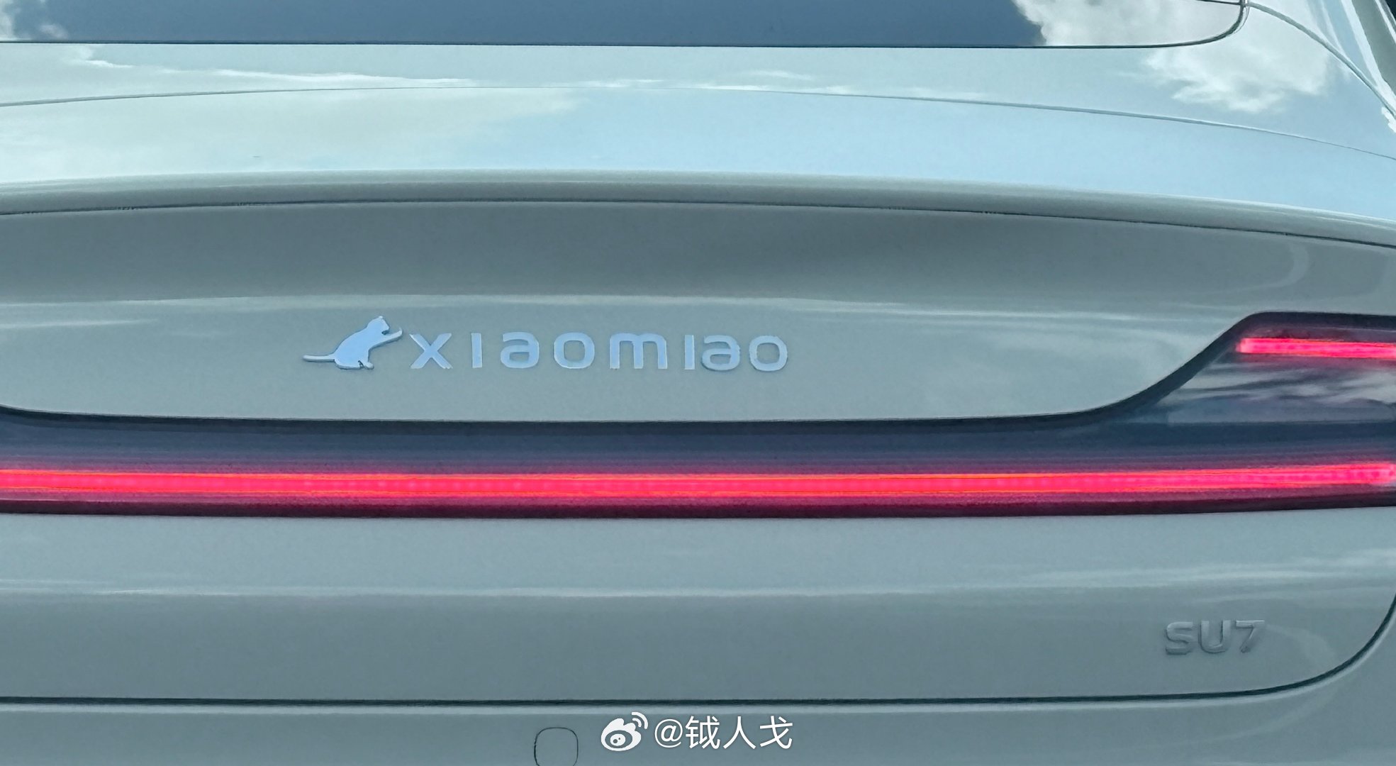 看到前车，贴了个小猫，心情大好。又细看，xiaomi也成了xiaomiao