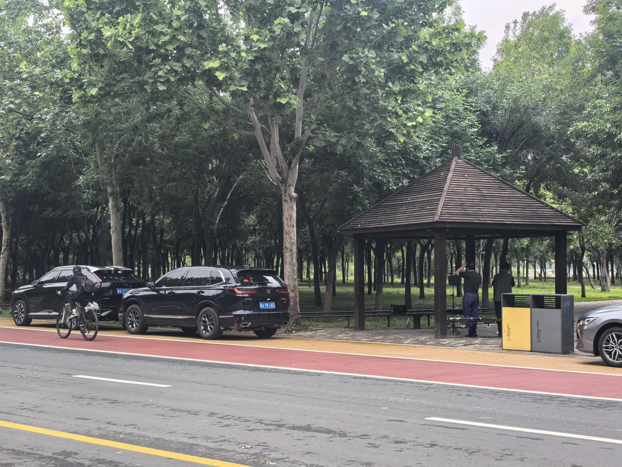 老哥俩一人一部车开到临河公园，支起卡拉OK唱军歌。三十七年前大学毕业就从事房地产