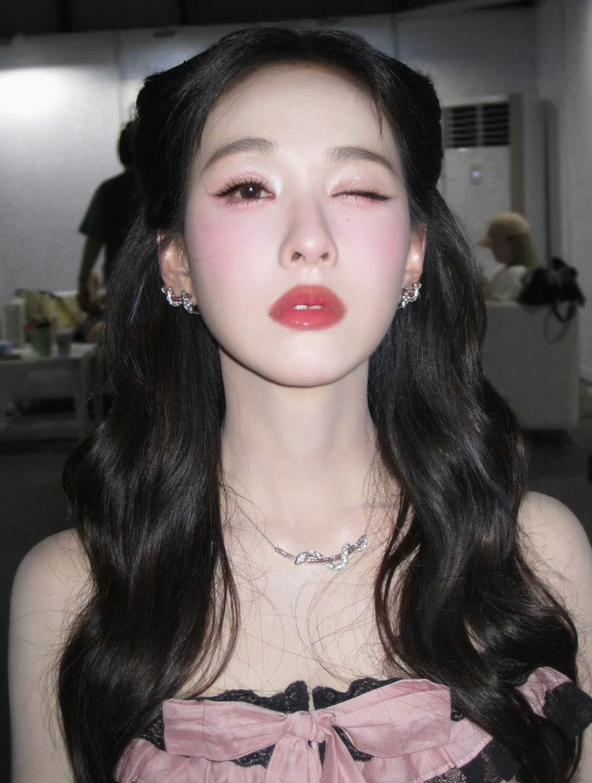 陈都灵九重天 ❤️陈都灵余九琪 “在朦胧月间为你祈愿 在落花深处为你撑伞 在微雨