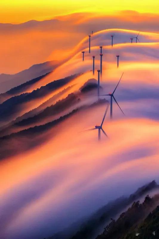 请对 看到“雨洒五湖四海”这个下联，我脑海里立马浮现出“花开万岭千山”作为上联。