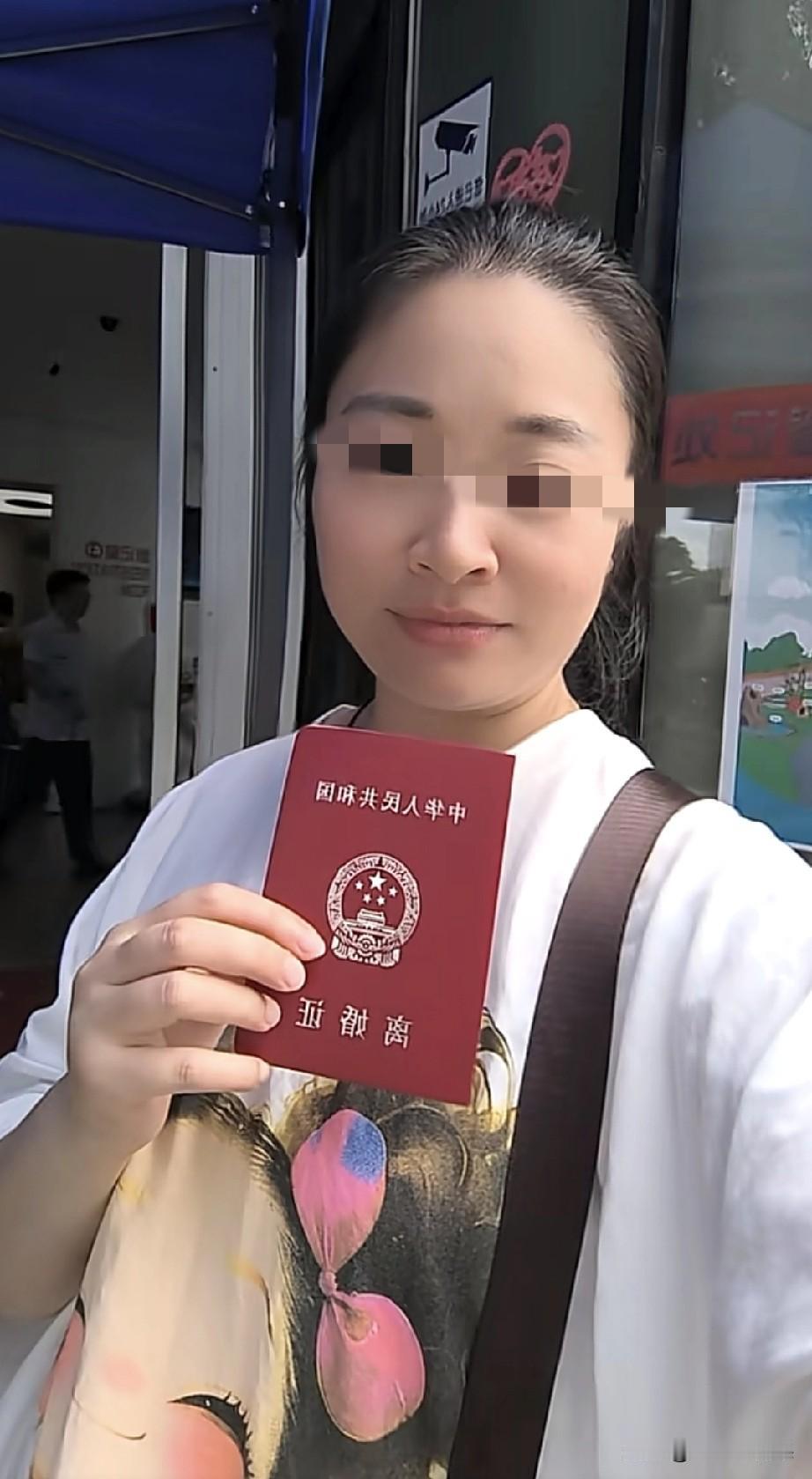 这位女子真的好光荣啊！呼吁对那些离婚了喜欢晒离婚证的人，颁个奖！再加一本荣誉证书