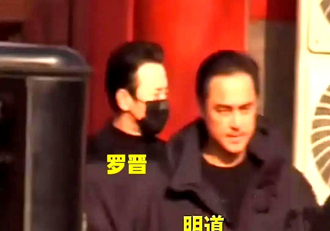 罗晋父亲葬礼，唐嫣黑衣现身，明道也站在旁边。
 

唐嫣穿着一身素黑低调赶来送别