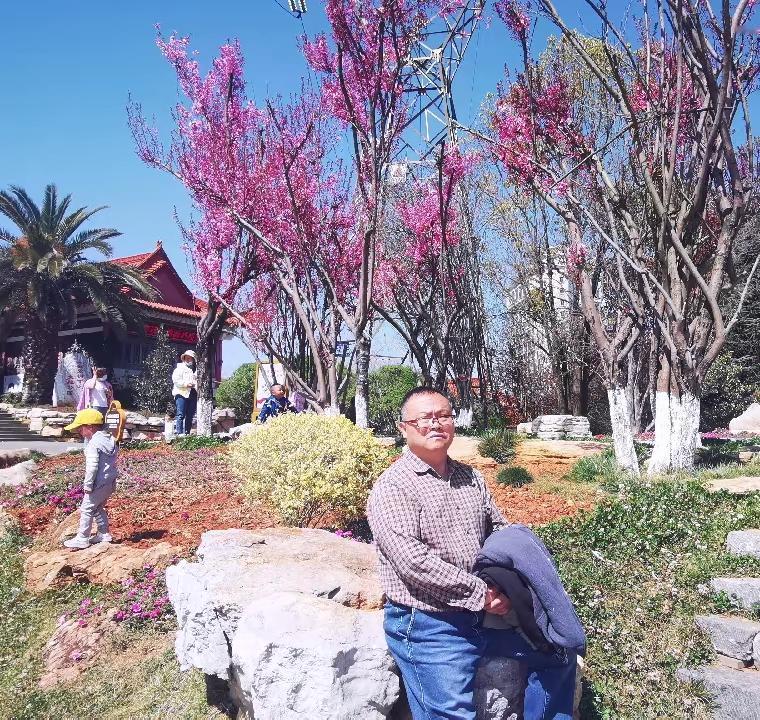 人生过半，我已经学会放下执念，在喧嚣中寻找一处属于自己的安静角落，试着享受内心的