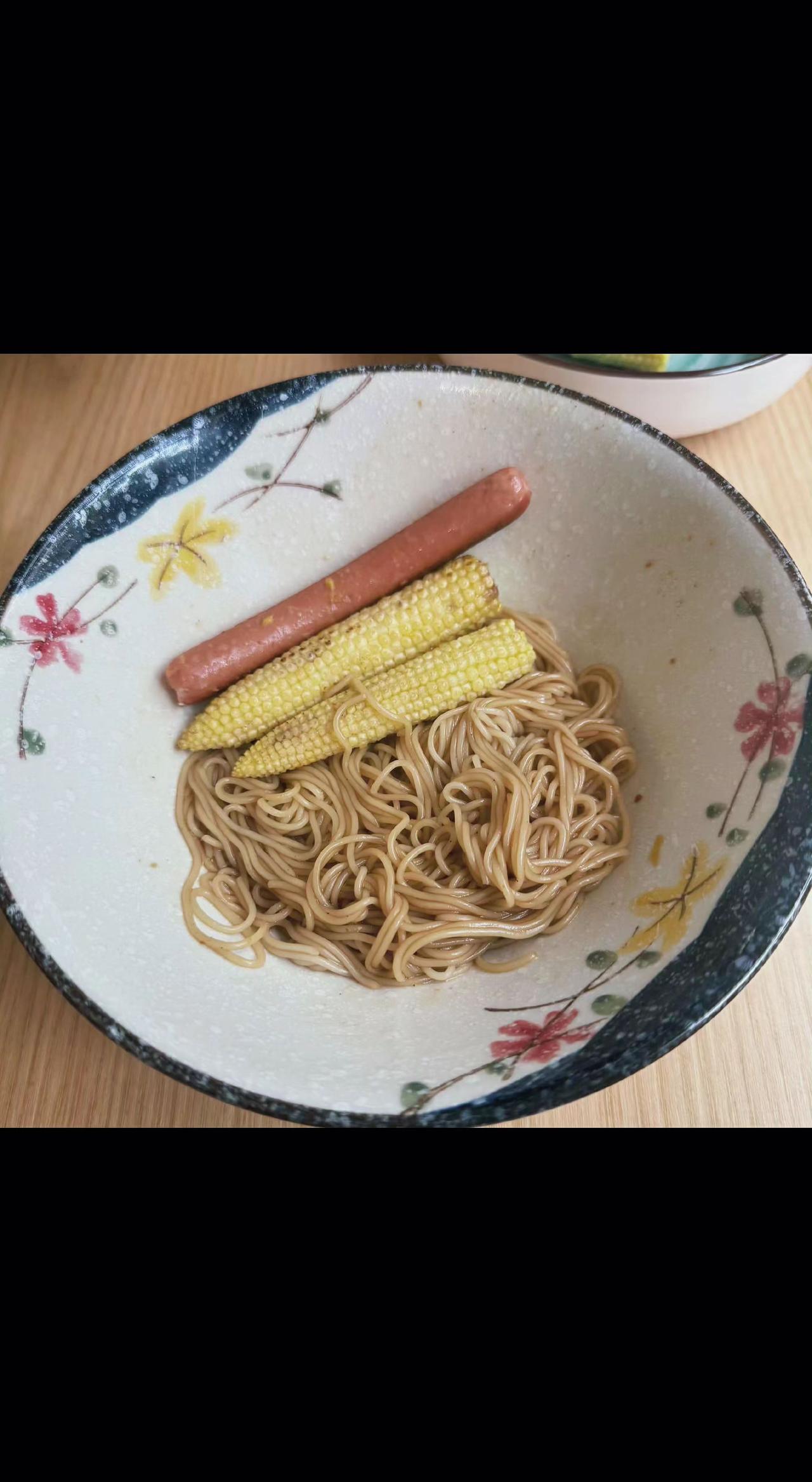 🍜晨雾还没散，面条已在碗里跳舞💃。简单即圆满，平凡日子藏着小确幸✨。